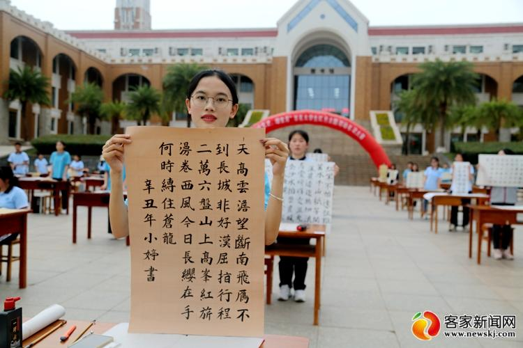 赣州师专举行"学党史,颂党恩"百名大学生书法大赛