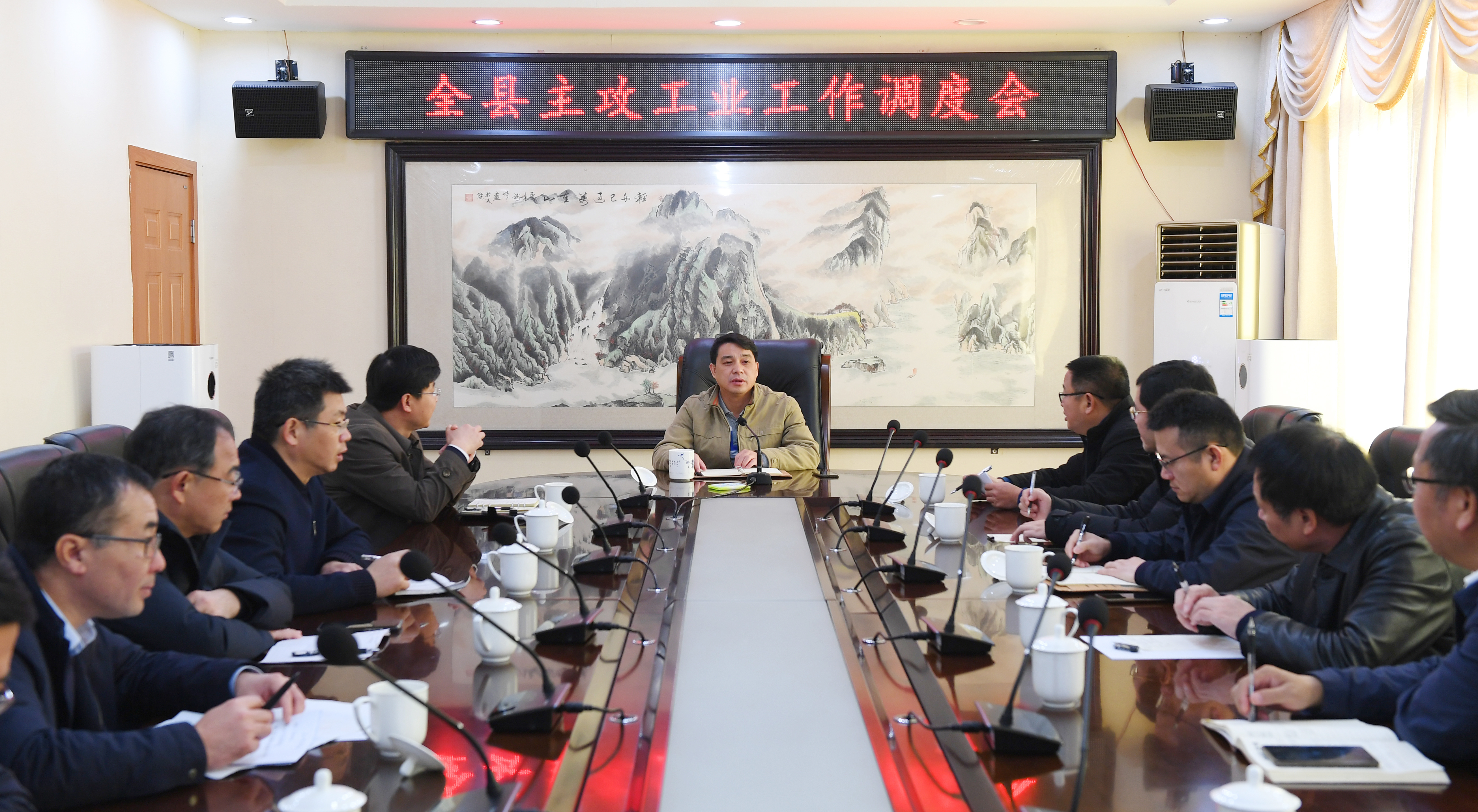 1月2日,县委书记陈阳山主持召开全县主攻工业工作调度会.