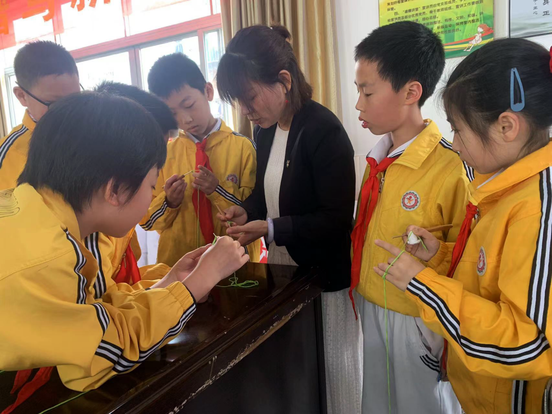 江南JN体育赣州市文清路小学：非遗进校园 钩织技能梦(图3)