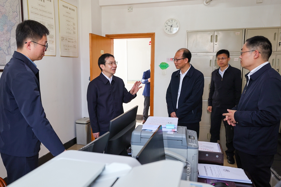 黄喜忠走访市委办