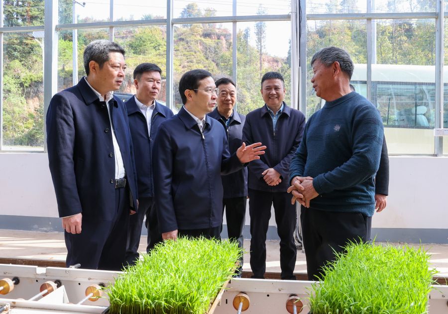 黄喜忠在赣县区调研春耕备耕工作