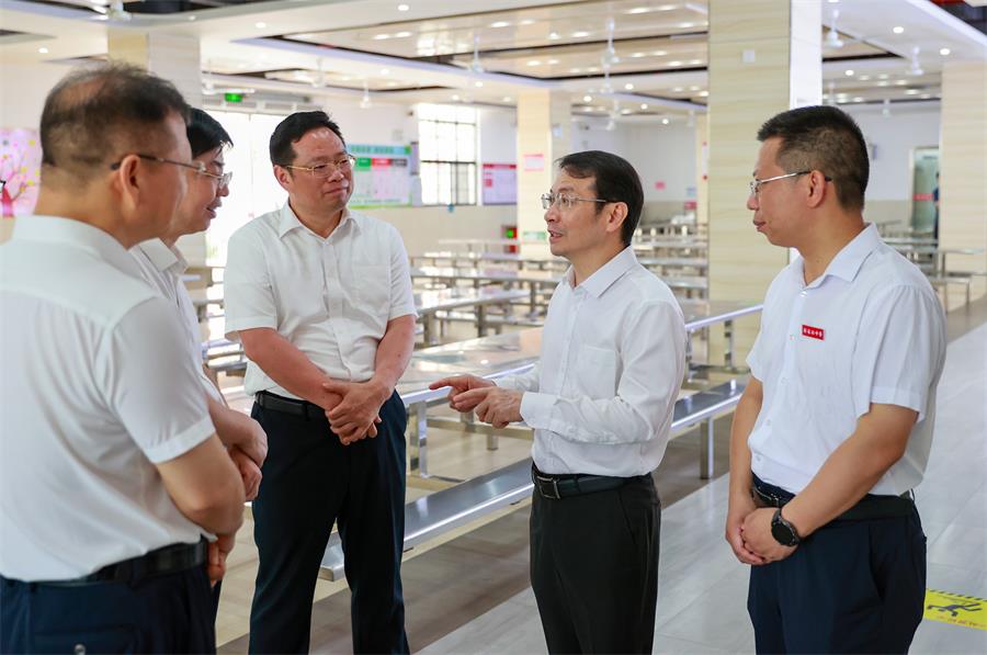 黄喜忠调研督导群众身边不正之风和腐败问题集中整治工作